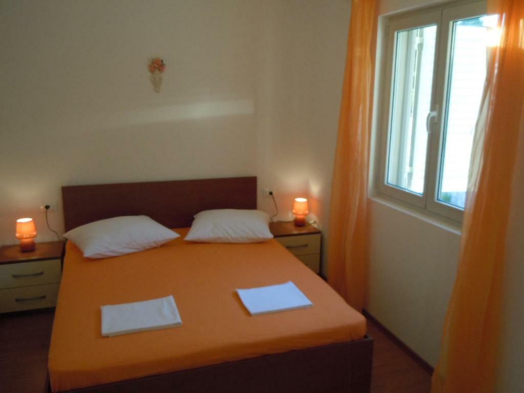 Tri Sestrice * Sveta Nedelja (Hvar)